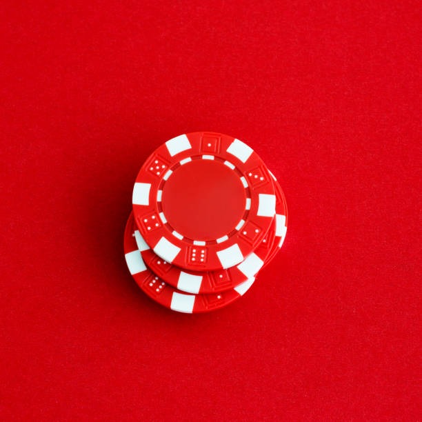 ikon777 Bandar Poker table showing multiple players, dealer position, and card hands